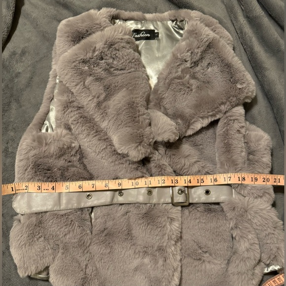 Winter 2025 women’s Belted Faux Fur Sleeveless Vest - Picture 7 of 9